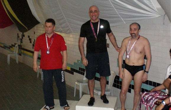 Sadık Ersöz - 8-9 Mart 2008 Masterler Yüzme Milli Takım Seçmeleri 45-49 yaş 50m - 100m - 200m - 400m - 800m Serbest Türkiye Birincisi, 50m Kelebek Türkiye İkincisidir.