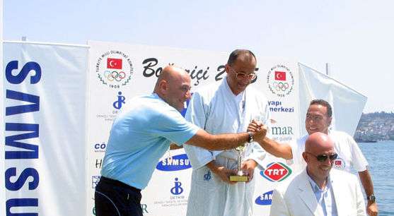 Sadık Ersöz - 1997 yılından beri düzenli olarak katıldığı İstanbul Boğazı 6.5 km. yüzme maratonunda 2005 yılı 40-45 yaş kategorisinde 2. olmuştur.